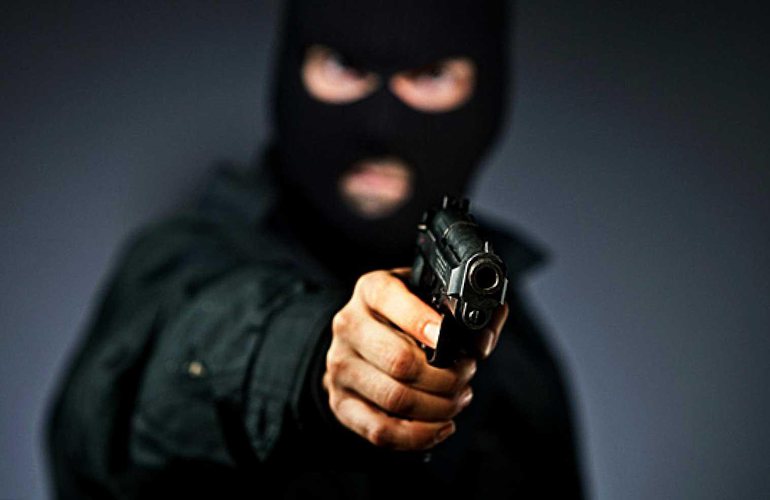 В Житомире злодей с пистолетом ворвался пункт лотереи и похитил 40 тысяч гривен