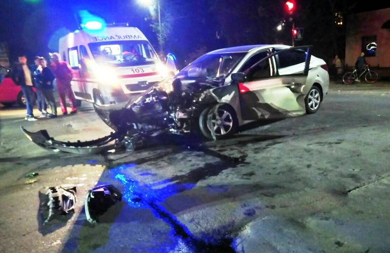 В Житомире после столкновения двух авто пострадавшего водителя вырезали спасатели. ФОТО