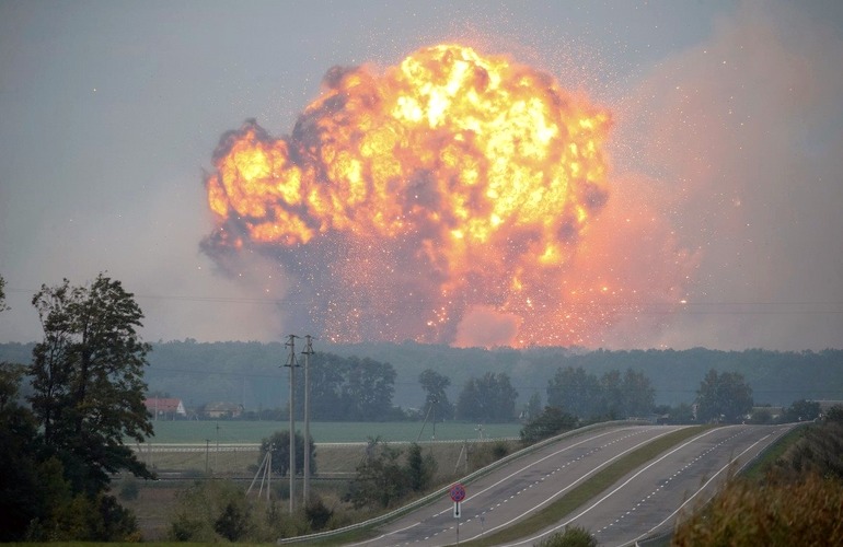 Война в Украине: В Севастополе раздались мощные взрывы: повреждены корабли РФ. Фото, видео и все подробности