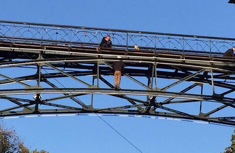 В столице полицейские 4 часа уговаривали парня из Житомирской области не прыгать с моста. ВИДЕО