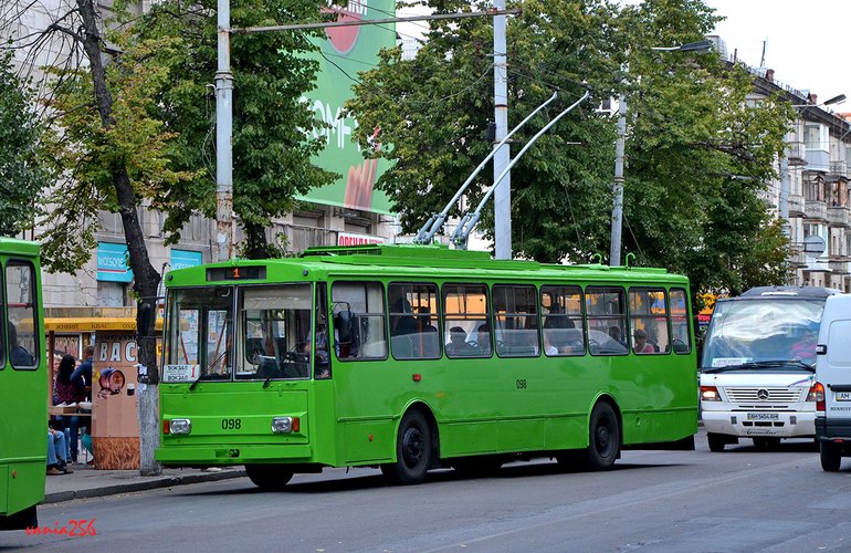 На 150 остановках в Житомире появилось точное расписание движения троллейбусов и трамваев. ФОТО