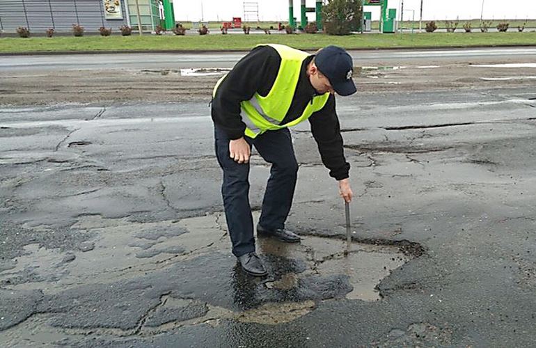 Полиция начала осмотр состояния автодорог и железнодорожных переездов Житомирской области