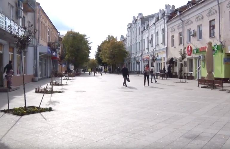 Власти Житомира требуют привести в порядок фасады и вывески магазинов на улице Михайловской. ВИДЕО
