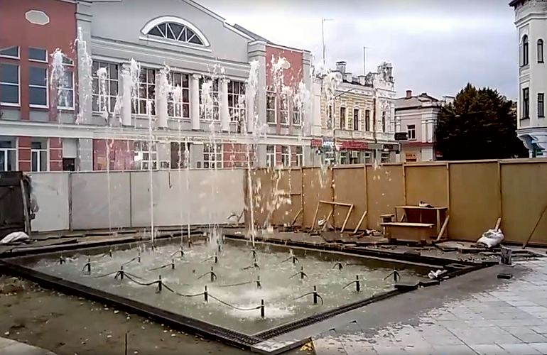 В Житомире на Михайловской испытали новый фонтан. Открытие перенесли на следующий год. ВИДЕО
