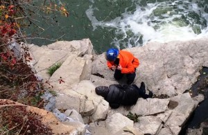 В Житомире молодая женщина сорвалась со скалы рядом с 