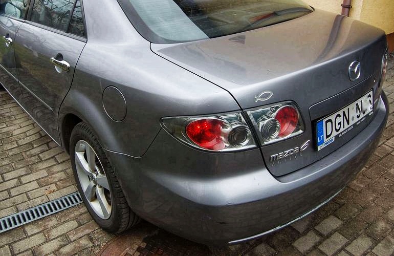 В Житомире Mazda на литовских номерах сбила двух пешеходов и скрылась