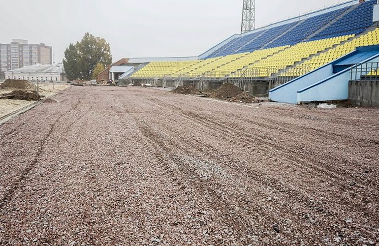 На центральном стадионе Житомира готовятся к укладке новых беговых дорожек. ФОТО