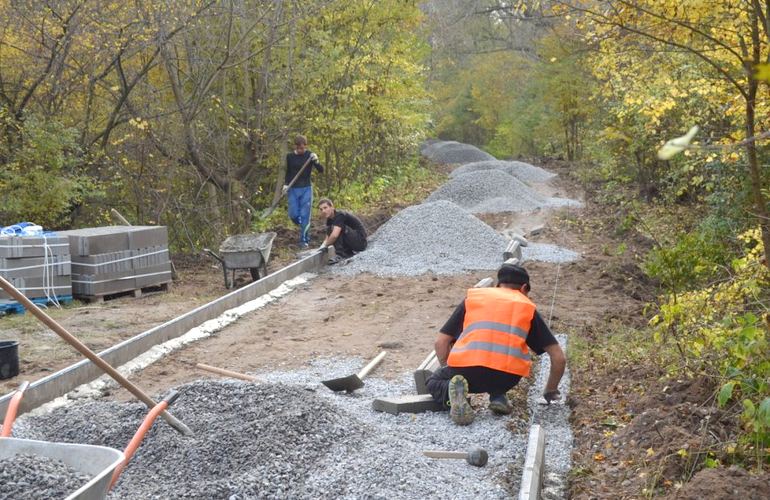В Житомире строят пешеходную дорожку вдоль реки Каменка. ФОТО