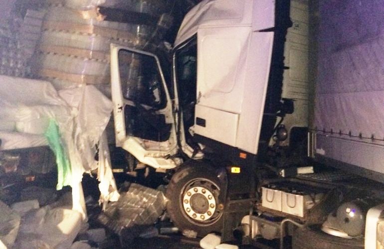 ДТП под Житомиром: у фуры отцепился прицеп и врезался в соседний грузовик. ФОТО