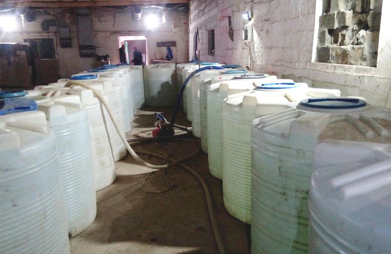 В Житомире «накрыли» подпольный склад, где хранилось 2,5 тонны поддельного алкоголя. ФОТО