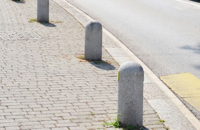 Электронная петиция: в Житомире на тротуарах предлагают установить защитные столбы от авто