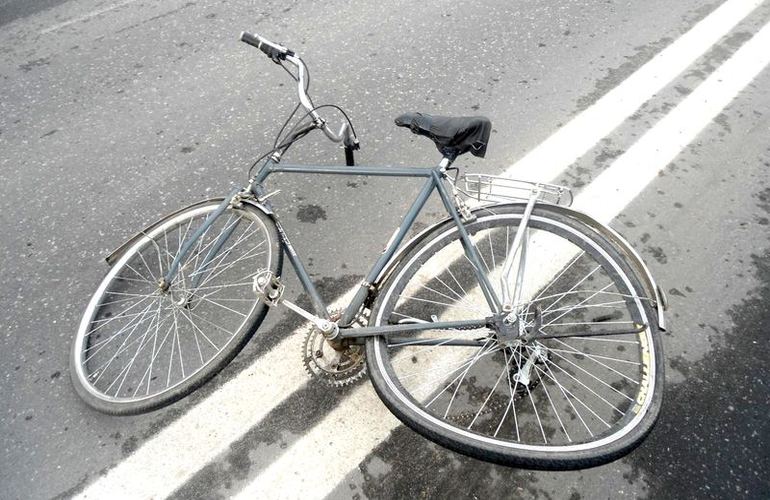 Маршрутка сбила велосипедиста на оживленном перекрестке в Житомире