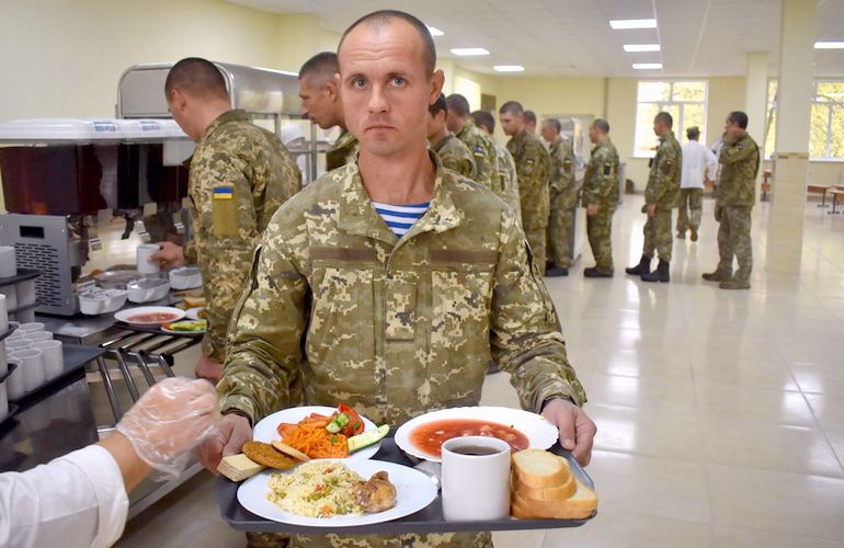 Экономика: Продолжается скандал с закупками продуктов для украинских военных: цены для ВСУ в 2-3 раза дороже