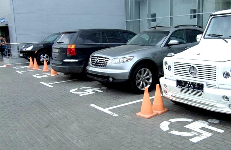 Тысяча гривен штрафа: в Житомире проверят, кто паркуется на спецместах для инвалидов