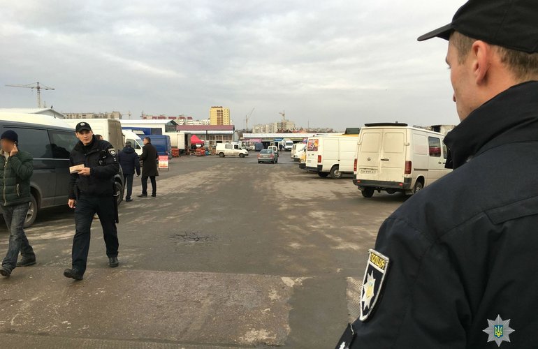 Полисмены и миграционная служба искали нелегалов на одном из рынков Житомира. ФОТО