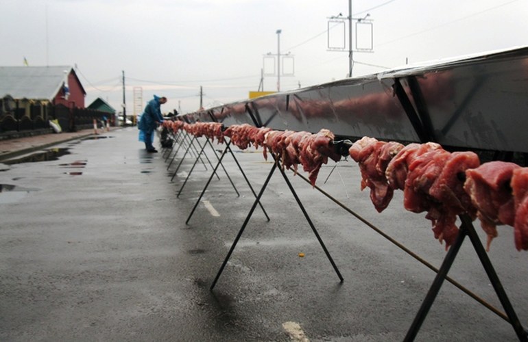 В Житомире приготовили самый длинный шашлык в Украине - 220 метров и 320 килограмм мяса. ФОТО