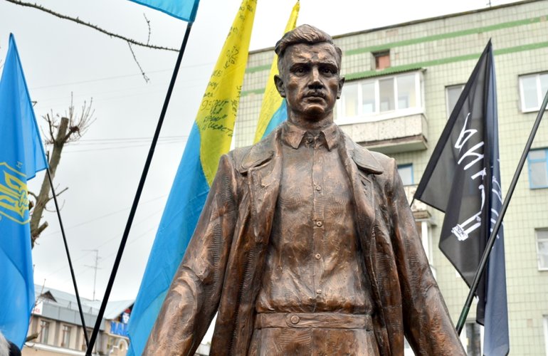 В центре Житомира торжественно открыли памятник Олегу Ольжичу. ФОТО