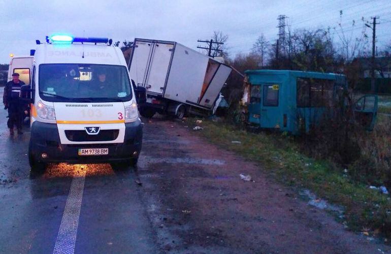 Под Житомиром в ДТП попали рейсовая маршрутка и грузовик: 1 человек погиб, еще 7 в больнице. ФОТО