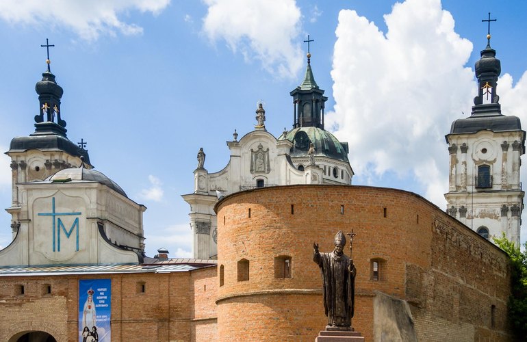 В Бердичеве с помощью меценатов проводят реставрацию крепостной стены монастыря Босых Кармелитов