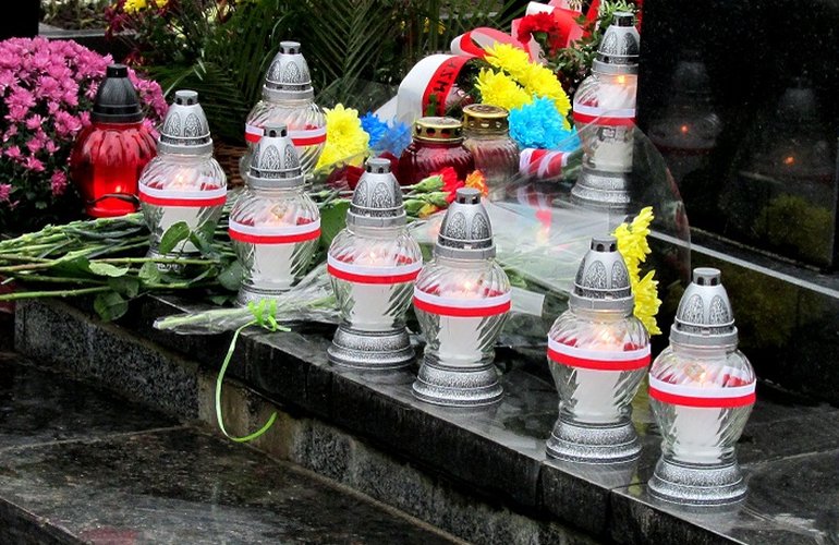Житомиряне почтили память жертв политических репрессий, возложив цветы к памятнику. ФОТО
