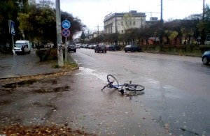  Полиция нашла водителя красной Audi, который сбил велосипедиста в Житомире и скрылся с места ДТП 