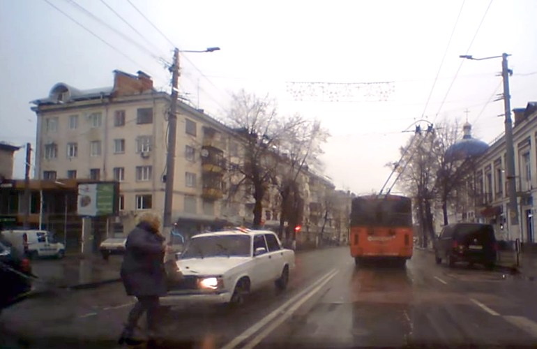 Знак убрали, зебра осталась. В Житомире возле кинотеатра «Украина» автомобиль сбил женщину на бывшем переходе. ВИДЕО
