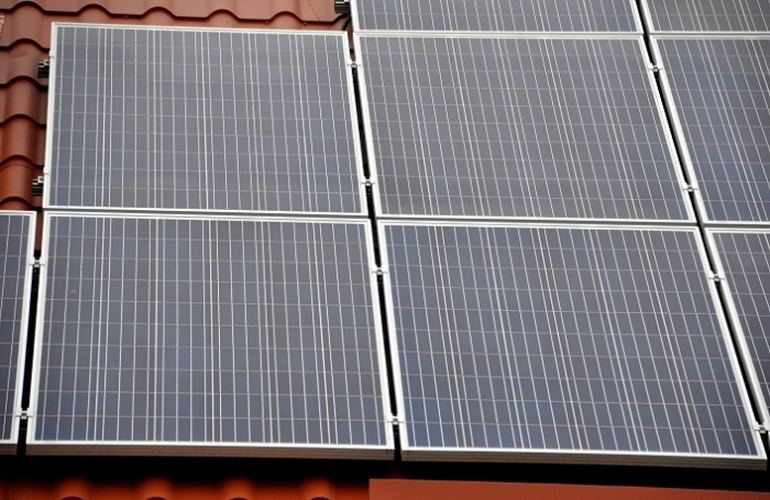Житель села под Житомиром установил на крыше солнечные панели, которые приносят более $1000 в год. ФОТО