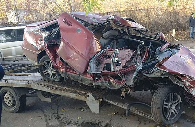 Трагедия на дороге: ночью в Житомире легковушка влетела в дерево, погиб водитель и молодая девушка. ФОТО