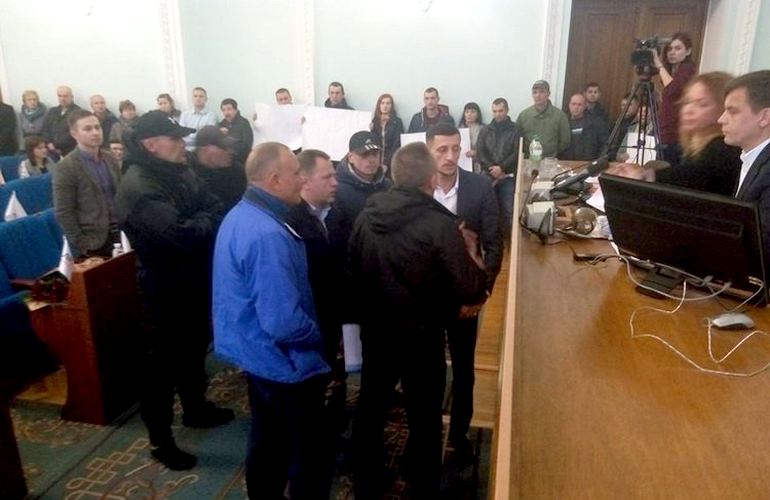 «Айдаровцы» заблокировали сессию Житомирского городского совета. ФОТО