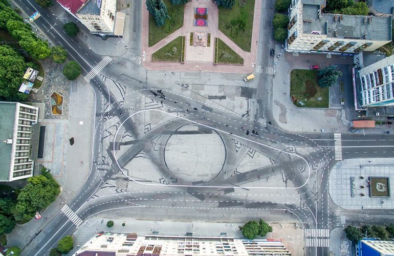 В Житомире для лучшей навигации по Соборной площади устанавливают оранжевые столбики. ФОТО
