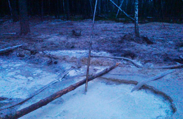 В лесу на Житомирщине поймали парней, искавших янтарь с помощью мотопомпы