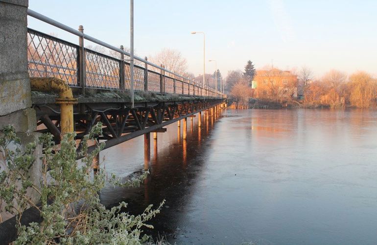 В Бердичеве спасли молодую девушку, которая прыгнула с моста в ледяную реку. ФОТО