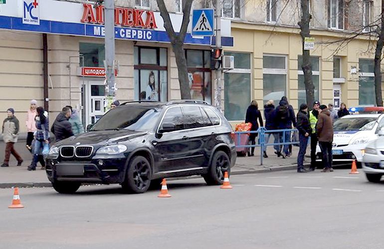 На перекрестке в Житомире BMW сбил женщину, переходившую дорогу на «красный». ФОТО