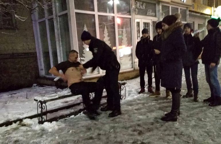 В Житомире пьяный неадекватный мужчина бегал по снегу обнаженным. ФОТО