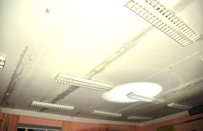На Житомирщине подрядчик не успел вовремя отремонтировать крышу школы и теперь обязан компенсировать убытки
