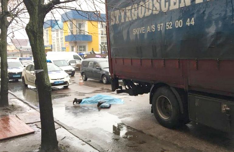 В Житомире около Житнего рынка грузовик раздавил женщину. ФОТО
