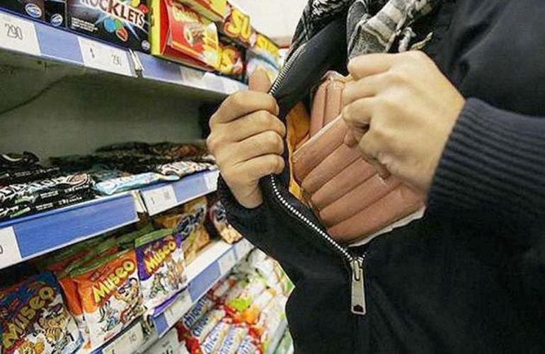 Студент житомирского вуза пытался украсть еду из супермаркета
