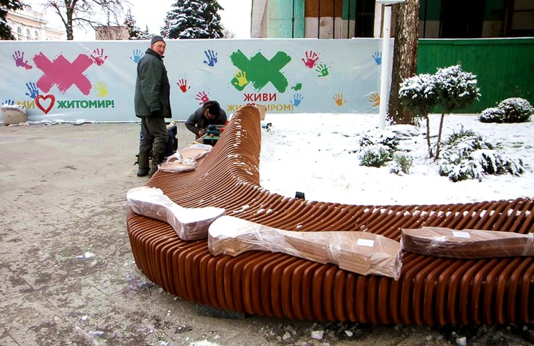 В Житомире на Михайловской устанавливают функциональную лавочку для отдыха житомирян