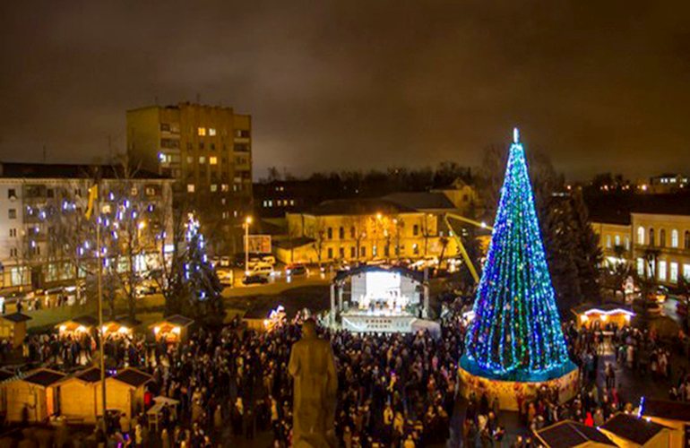 Главную новогоднюю ёлку Житомира уже начали собирать на площади Королёва. ФОТО