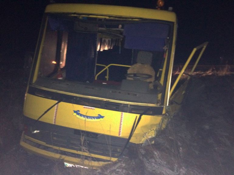 Школьный автобус столкнулся с BMW на Житомирщине: один человек погиб, дети получили ушибы. ФОТО