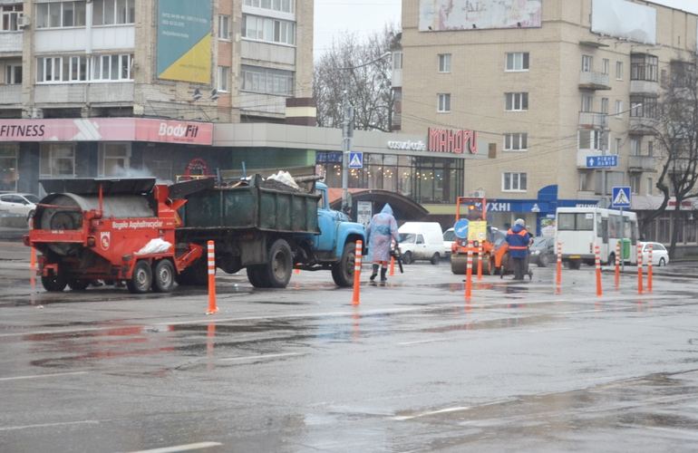 Коммунальщики решили до морозов залатать ямы на улицах Житомира