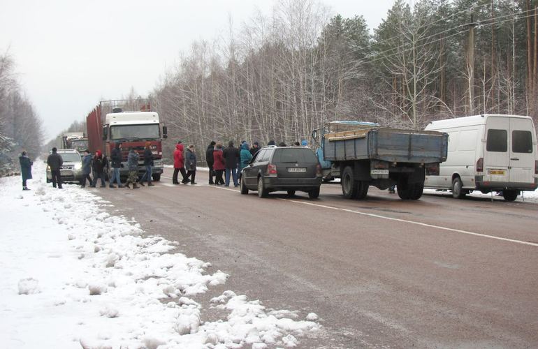 На севере Житомирской области селяне перекрывали автотрассу, требуя её ремонта