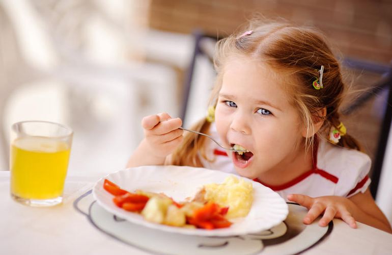 В детсадах Житомира детей начнут кормить разнообразными и полезными блюдами