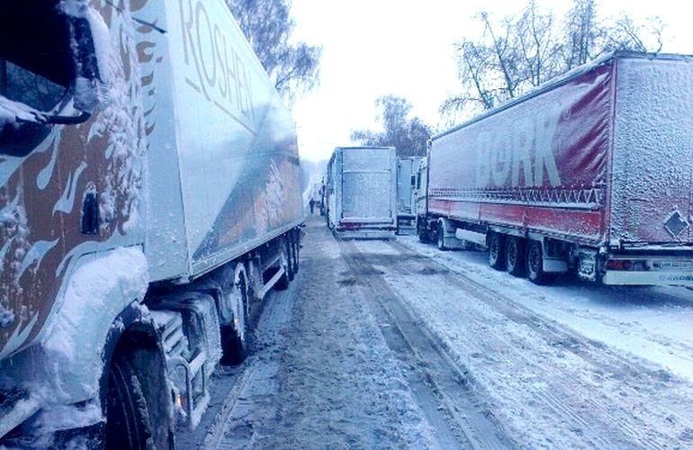 На трассе Житомир–Винница десятки грузовиков попали в снежный плен. ФОТО