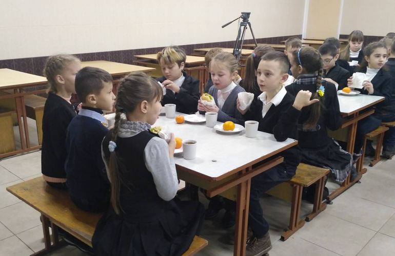 В школах Житомира для учеников 1-4 классов снизится стоимость питания