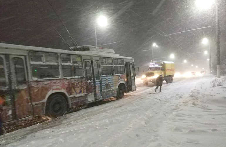 В Житомире спасатели вытаскивали троллейбусы из сугробов. ФОТО