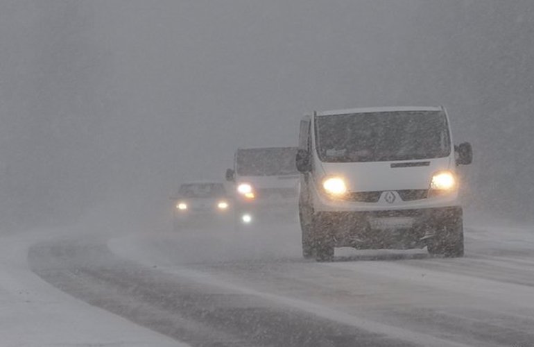 На Житомир обрушился снегопад: полиция просит водителей отказаться от поездок на авто