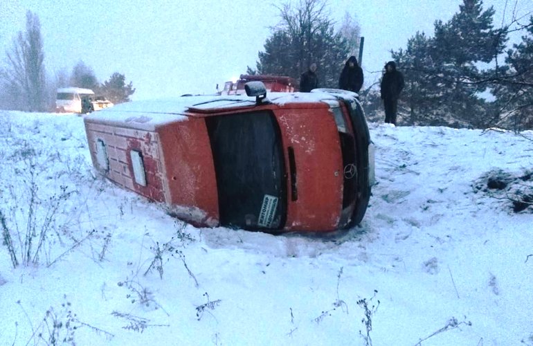 Из-за снегопада съехал в кювет и перевернулся пассажирский автобус «Житомир-Радомышль»