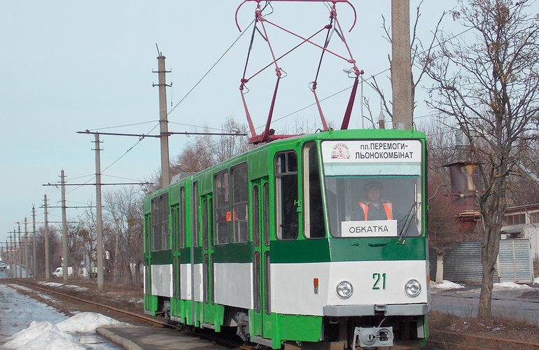 В Житомире трамвай сошел с рельсов и перегородил дорогу. ФОТО