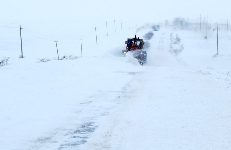 Спецтехника и бригады облэнерго устраняют последствия мощного снегопада на Житомирщине